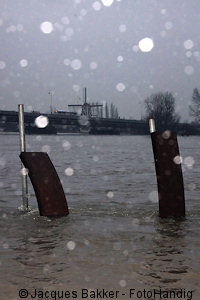 Witte spots (Orbs) door gebruik flitser en regen.
