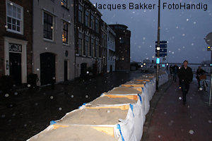 Witte spots (Orbs) door gebruik flitser en regen.